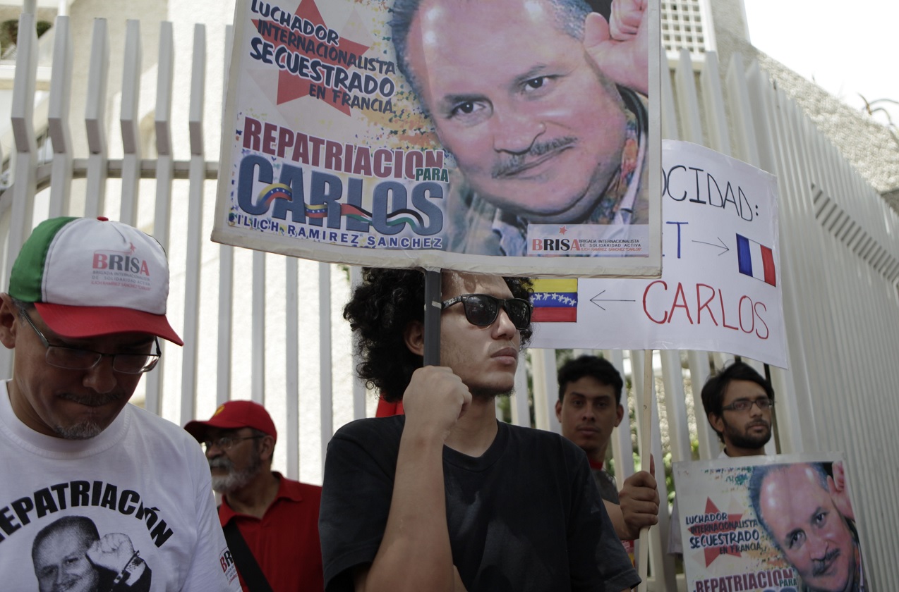 Un grupo de manifestantes tienen carteles del venezolano Ilich Ramírez Sánchez, más conocido como Carlos “El Chacal”, frente a la embajada de Francia, exigen su regreso a Venezuela (AP)