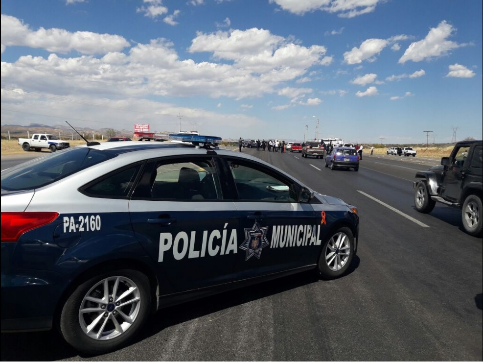 Decenas de policías municipales participan en un filtro de revisión sobre la carretera Chihuahua-Ciudad Cuauhtémoc (Twitter @policiachih)