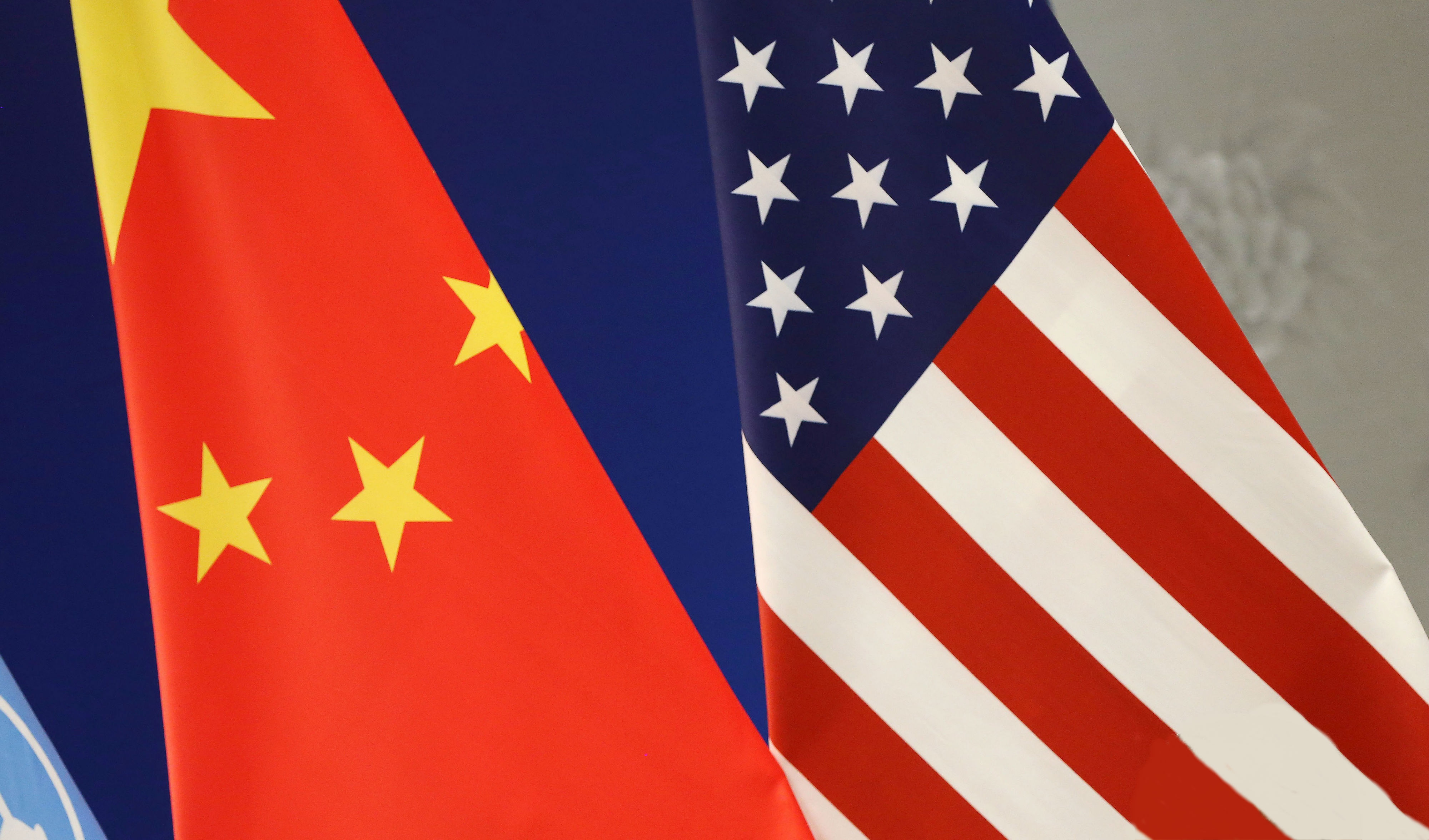 Banderas de China y Estados Unidos en un evento de la ONU; los presidentes Trump y Xi Jinping sostendrán una reunión en abril (AP, archivo)