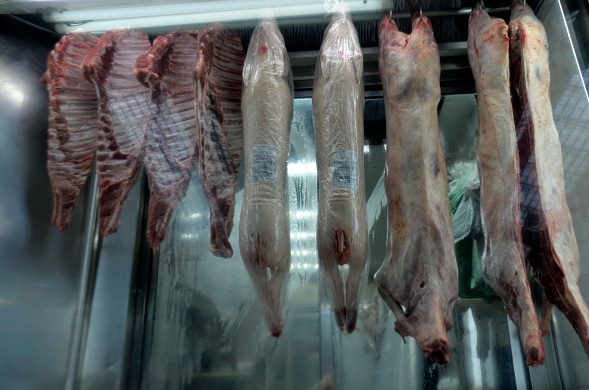 China y otros países suspendieron temporalmente la entrada de productos de carne y pollo brasileños.