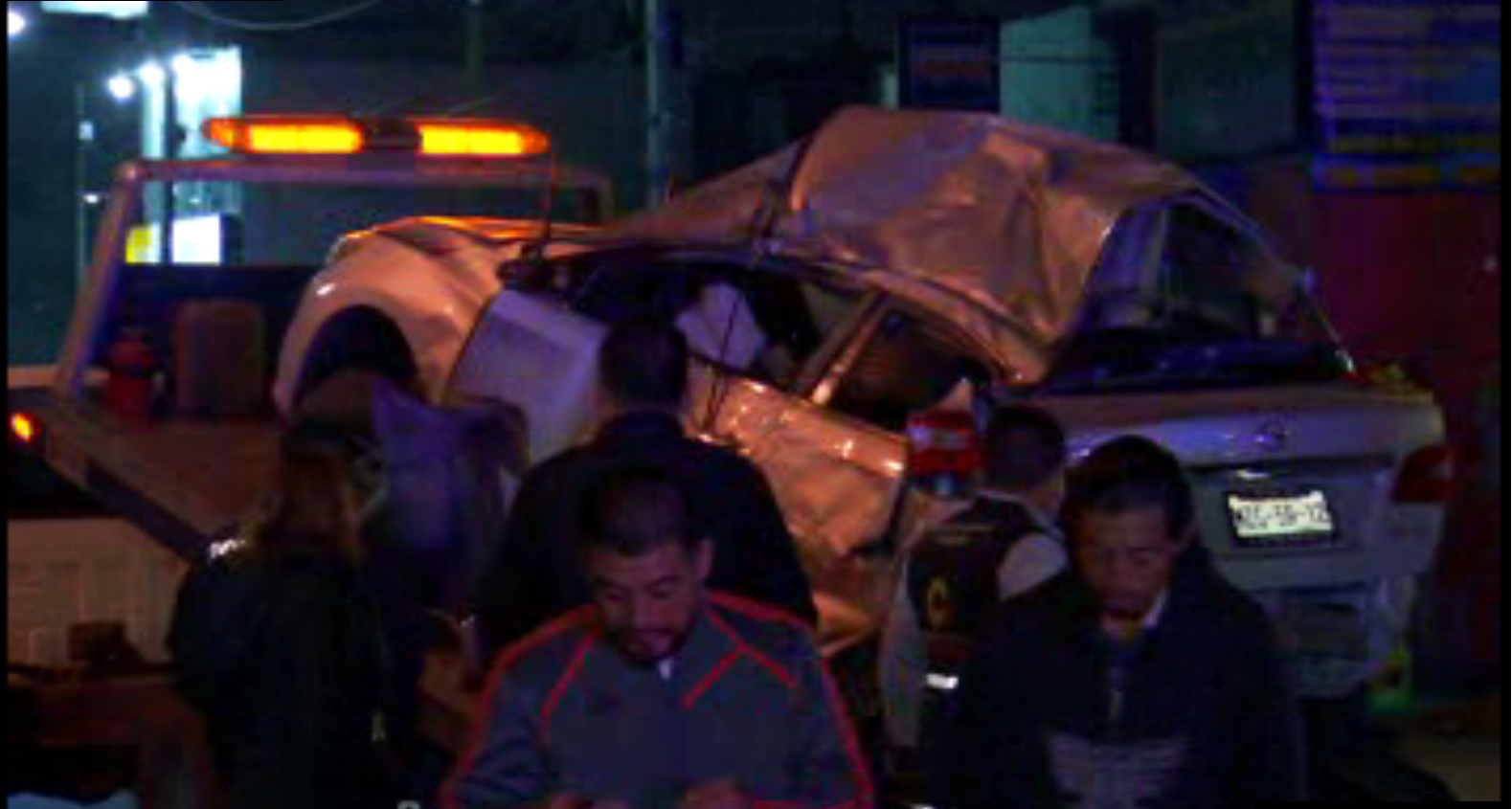 Servicios de emergencias retiran vehículo accidentado; dos personas mueren prensadas por el accidente (Noticieros Televisa)