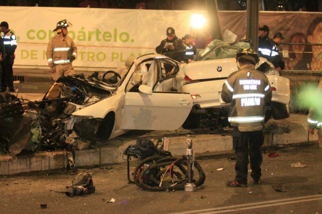 Auto de lujo que se impactó contra un poste en Reforma (Twitter @Iberomed)