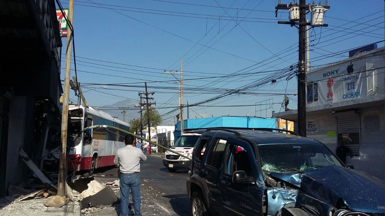 Urbano de Monterrey y camioneta chocan sobre el cruce de las calles Guerrero y Arteaga (Twitter @LeydaEstradat)