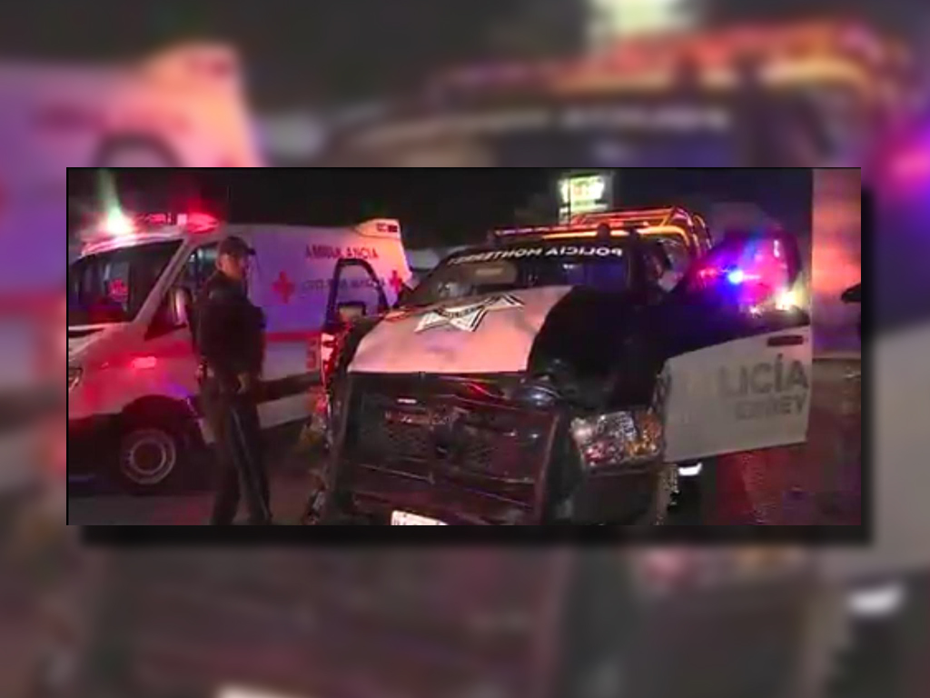 Cuatro lesionados deja un choque entre una patrulla de Monterrey y una camioneta (Twitter @_LASNOTICIASMTY)