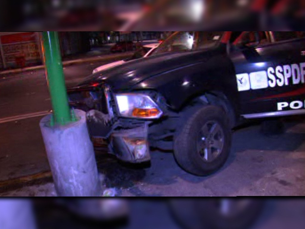 Patrulla se impacta contra poste en Eje Central Lázaro Cárdenas; no se registran lesionados (Noticieros Televisa)