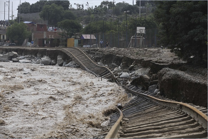 Vías del tren destruidas por las lluvias en Perú (AP)