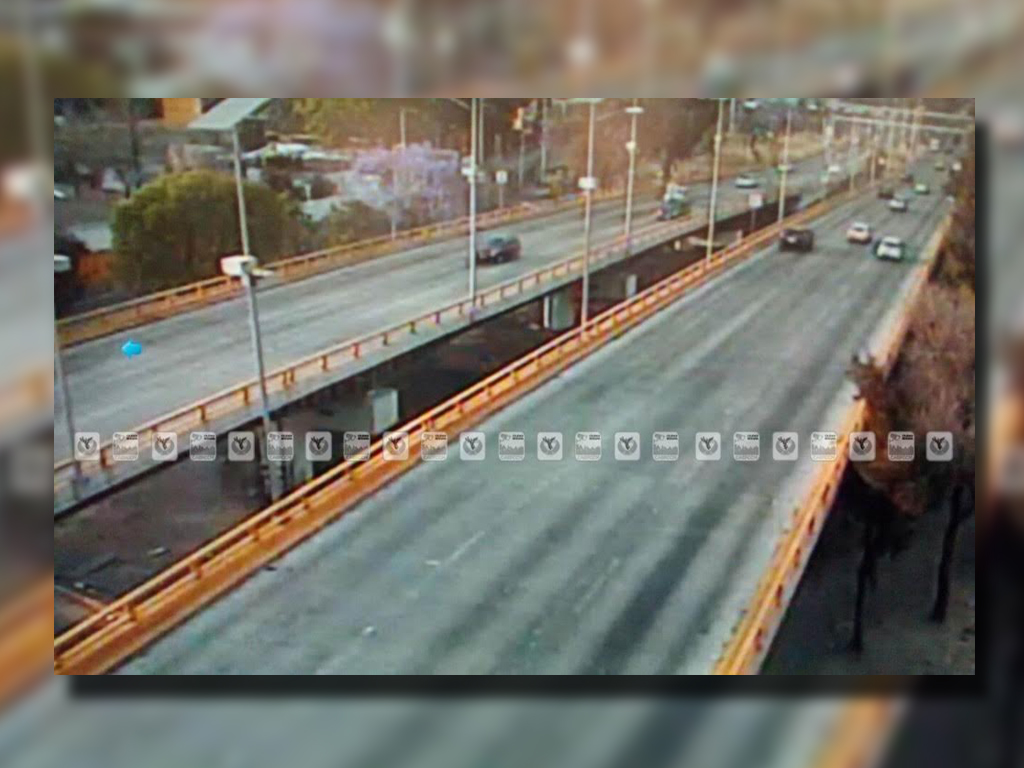 Tránsito sobre Río Churubusco; un automovilista sale ileso de un choque contra un muro de contención (Twitter @OVIALCDMX)