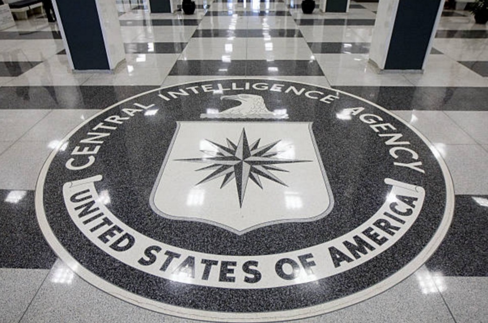 El vestíbulo del edificio original de la Agencia Central de Inteligencia (CIA) en Langley, Virginia, Estados Unidos (Getty Images)
