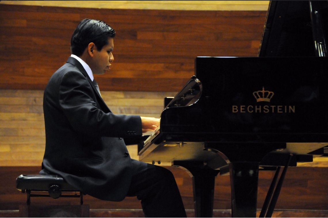 José Antonio López interpreta preludios y fugas de Johann Sebastian Bach en su examen de titulación; el licenciado en Música es invidente (Twitter @UNAM_MX)