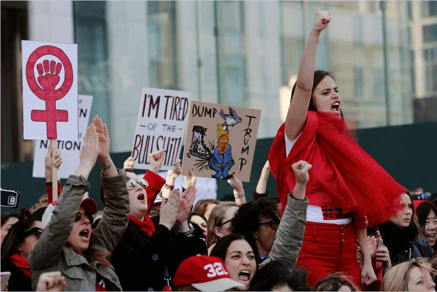 Cientos de mujeres protestaron contra las políticas de Donald Trump, en el marco del Día Internacional de la Mujer. (AP)