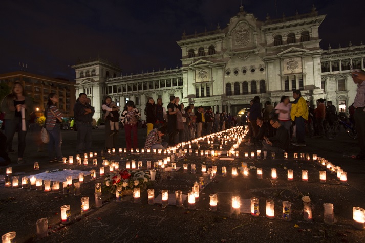 Cientos de personas piden justicia por la muerte de 37 niñas en Guatemala.