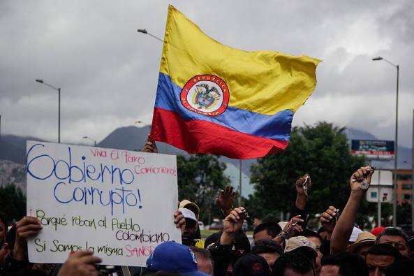 Cientos de personas protestan contra la corrupción en el gobierno de Colombia.