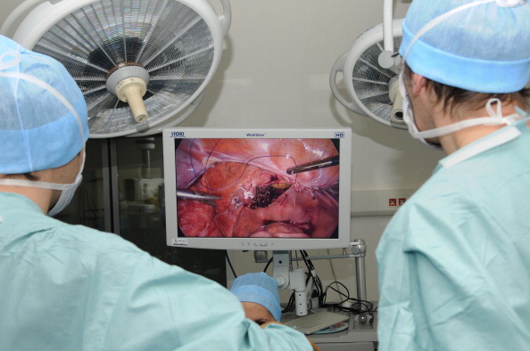 Médicos realizan una operación; científicos descubre 12 variantes genéticas del cáncer de ovarios (Getty Images, archivo)