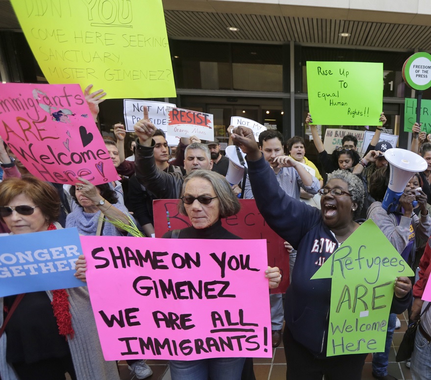 Ciudadanos estadounidenses protestan contra las políticas antiinmigrantes del presidente Donald Trump (AP)
