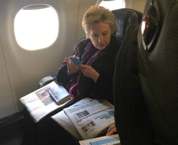 Clinton viajaba en un vuelo de Boston a Nueva York el viernes cuando otro pasajero le tomó una foto (Reuters)