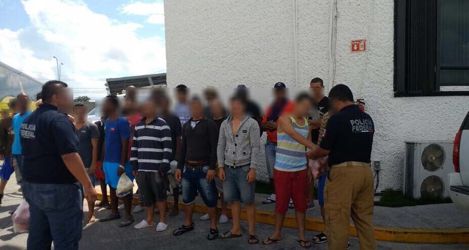 Policía Federal rescata a 31 inmigrantes cubanos secuestrados en Cancún