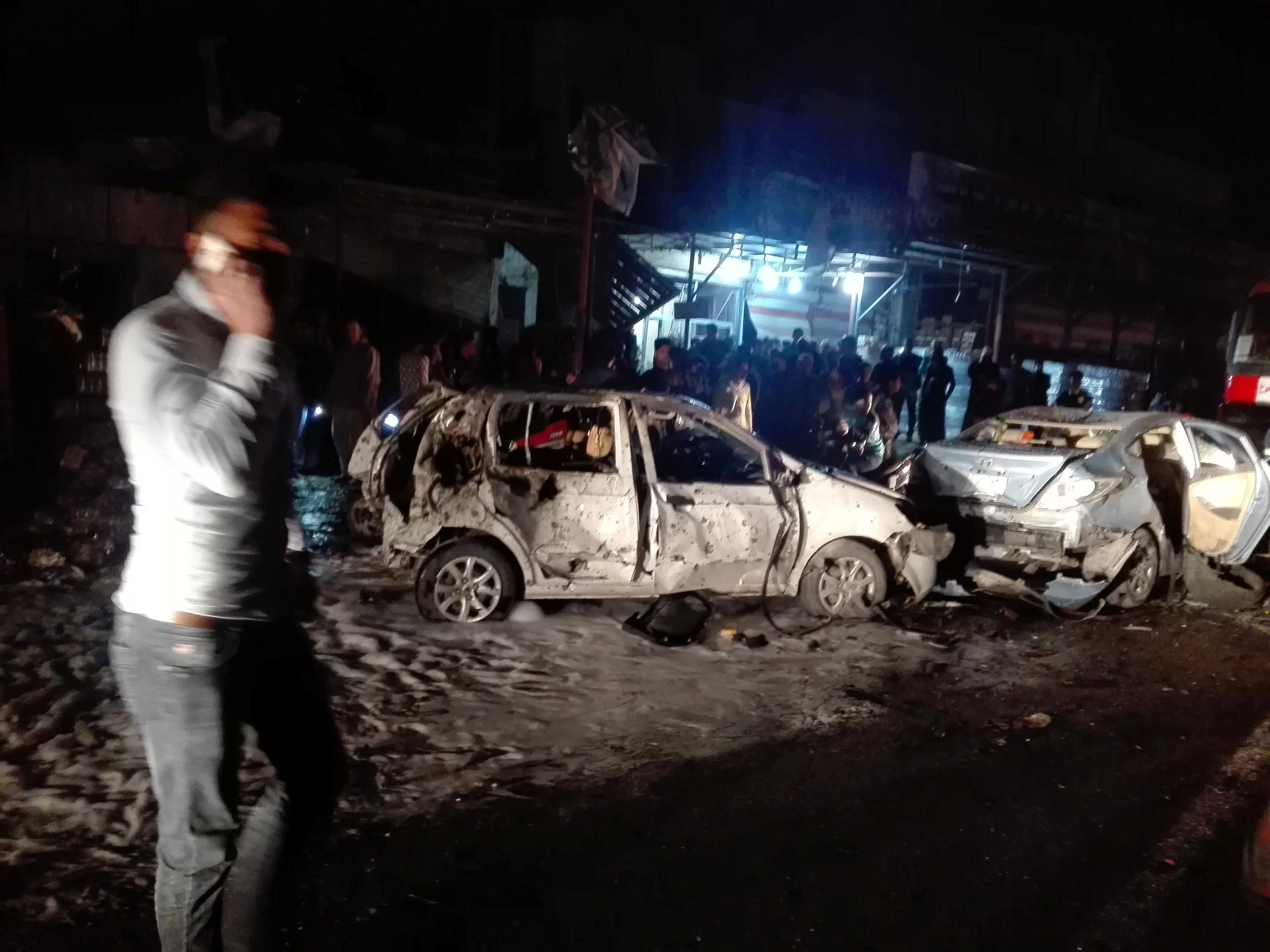 Autos destruidos tras la explosión de un coche bomba en el barrio de Amil, en la capital de Irak (Reuters)