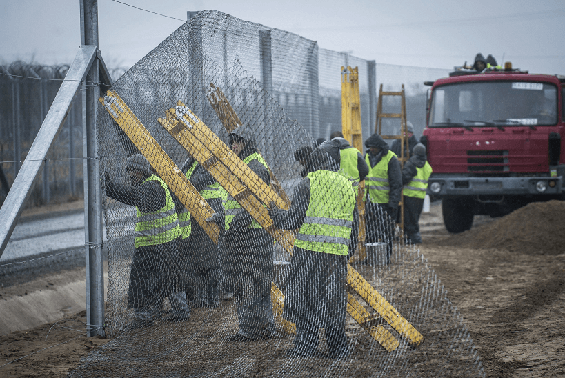 Construyen una segunda cerca detrás de una primera valla en la frontera entre Hungría y Serbia. (AP. archivo)