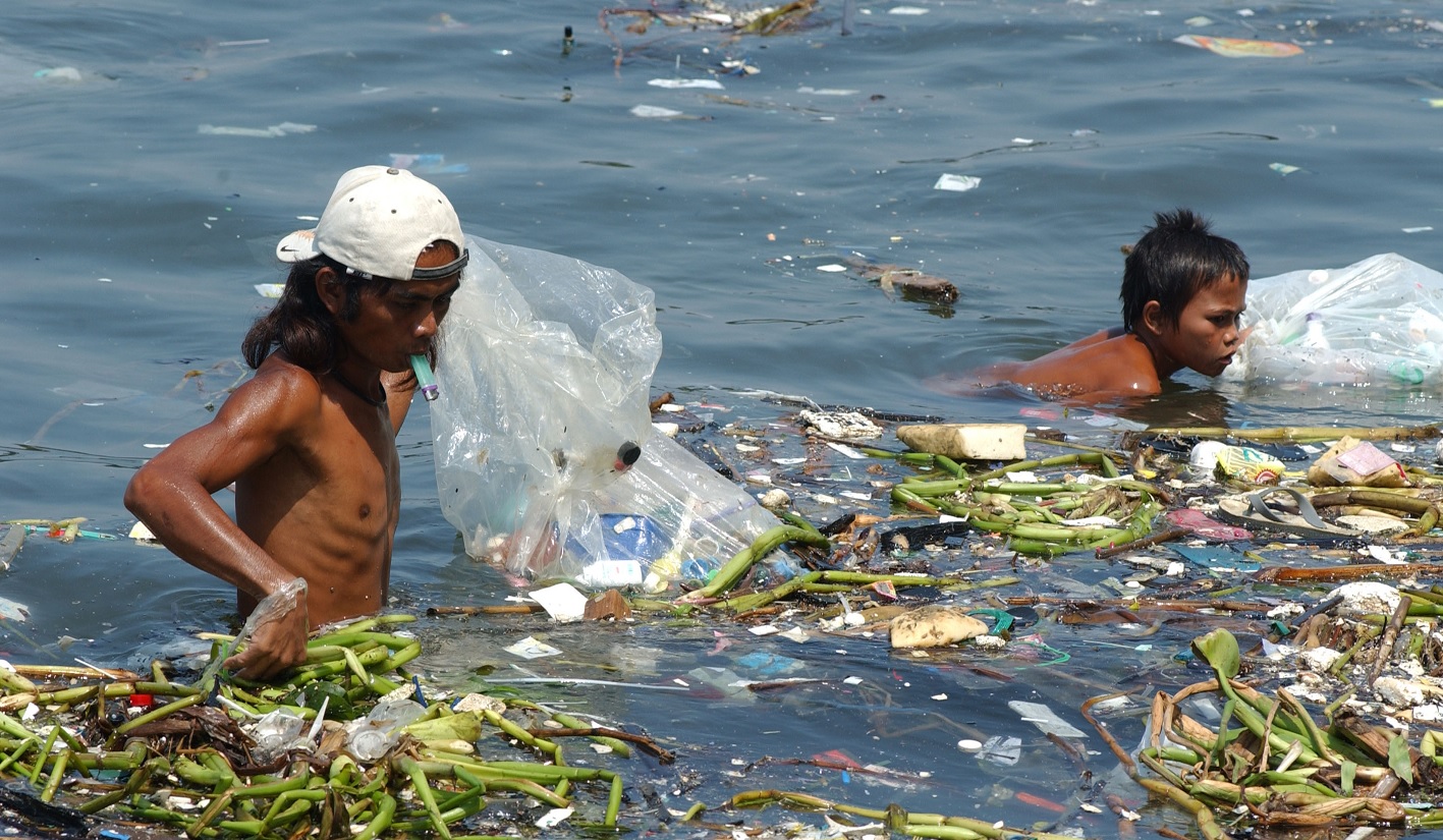 Niños en Filipinas nadan entre la basura de la bahía de Manila para reciclar plástico y ganar un poco de dinero (Getty Images)