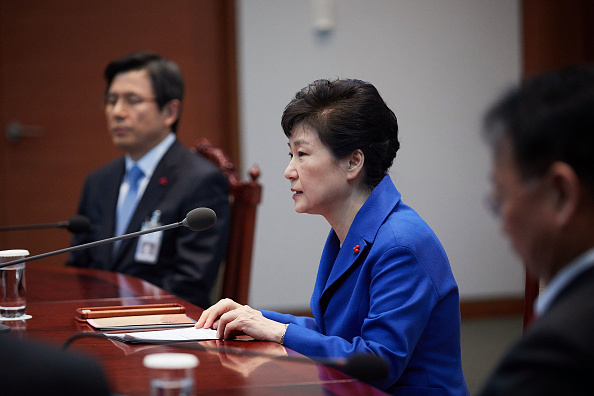 La presidenta de Corea del Sur destituida, Park Geun-hye, abandona el palacio presidencial en Seúl, 2 días después de que la Corte Constitucional del país la apartó del cargo por un escándalo de corrupción. (Getty Images, archivo)