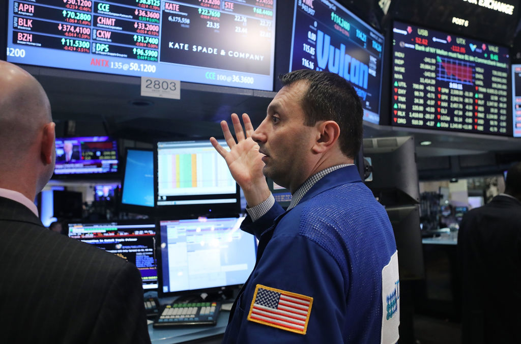 Corredores de bolsa en el piso de operaciones de Wall Street.
