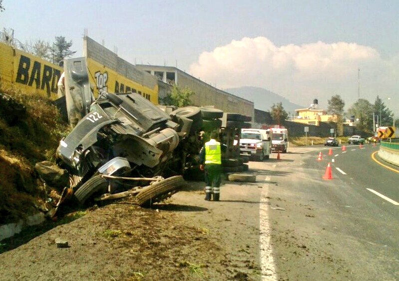 Vuelca transporte de carga en la autopista México-Cuernavaca. (Twitter/@PoliciaFedMx)