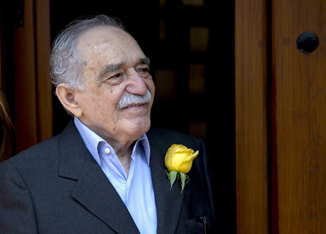 Gabriel García Márquez saluda a aficionados y reporteros afuera de su casa en la Ciudad de México, en su cumpleaños 87 en 2014 (AP/archivo)