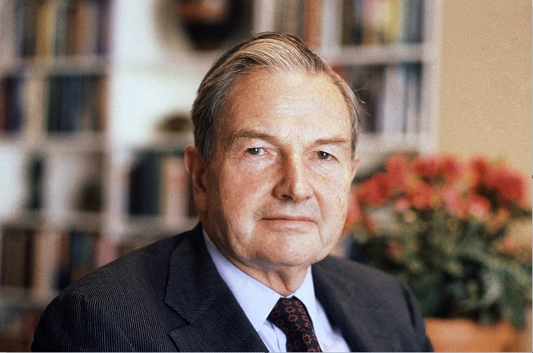 David Rockefeller posa para una foto en el año 1981; el banquero y filántropo muere a los 101 años (AP, archivo)
