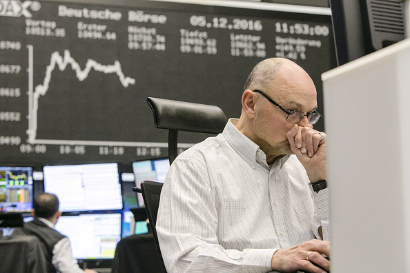 Un operador de la Bolsa de Frankfurt reacciona ante los movimientos del día. (Getty Images)