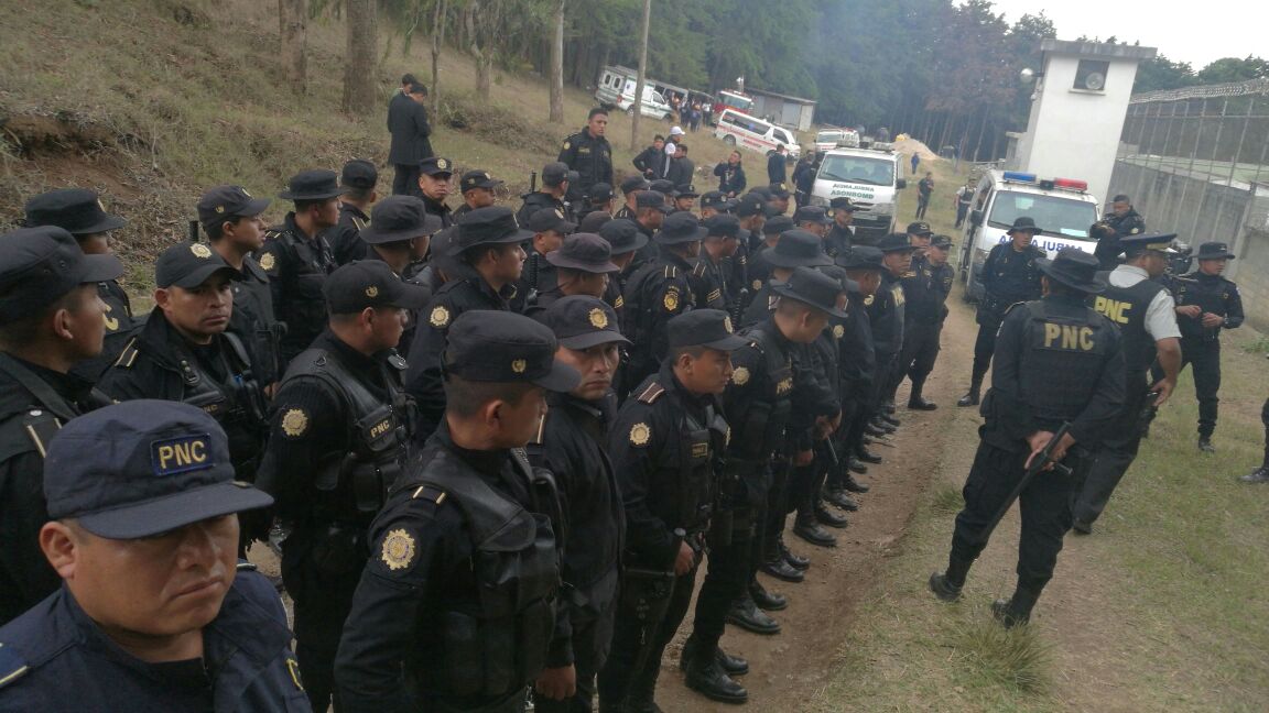 Decenas de agentes de la policía de Guatemala ingresaron por la fuerza a la correccional Etapa II.