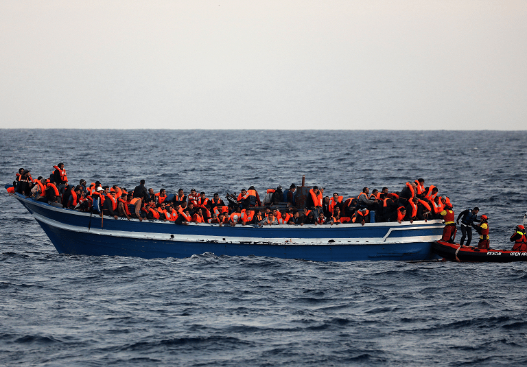 Decenas de migrantes son rescatados diariamente en el Mediterráneo. (Reuters)