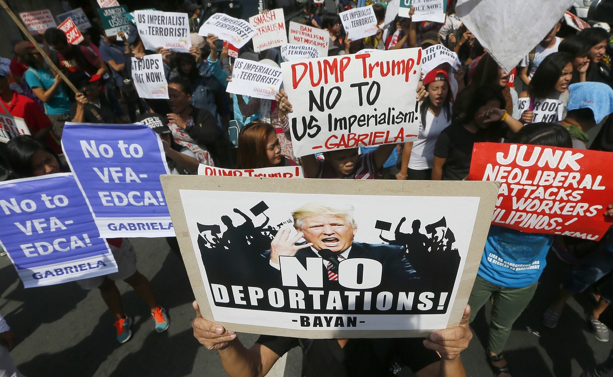 Manifestantes exhiben pancartas contra las políticas antiinmigrantes del presidente estadounidense, Donald Trump (AP)