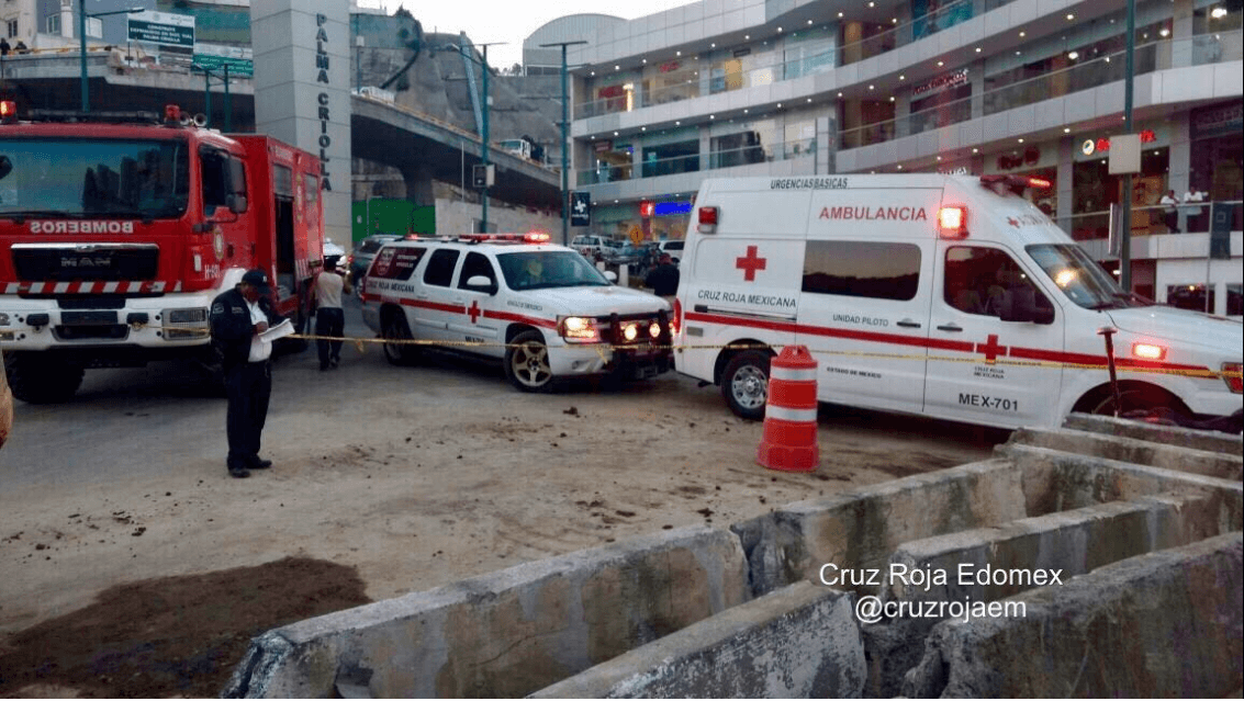 De acuerdo a los primeros reportes, 10 trabajadores quedaron sepultados entre los escombros (Foto: @CruzRojaEM)