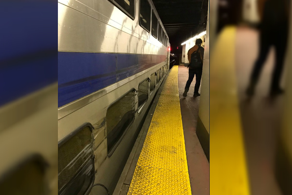Tren descarrila en las inmediaciones de la Penn Station, en Nueva York (Twitter @CaitNBCBoston)