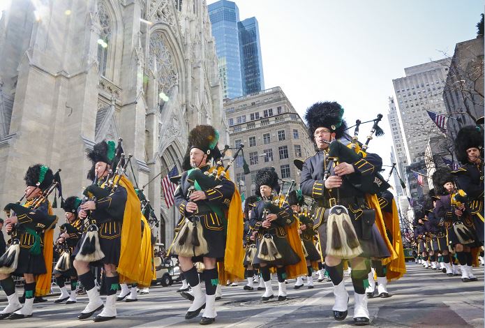 Las gaitas esmeraldas de la ciudad de NYPD marchan durante el desfile del día de St Patrick en Nueva York. (AP)