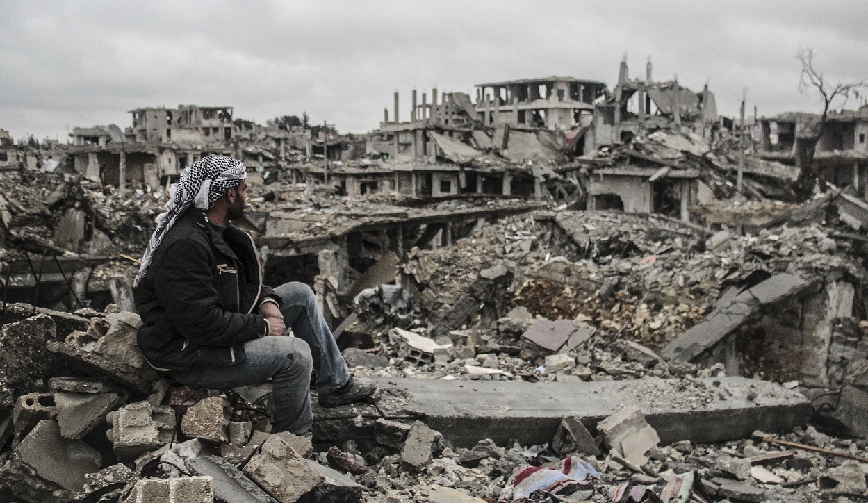 Un hombre observa los escombros de edificios destruidos en los enfrentamientos entre militantes del Estado Islámico y grupos armados kurdos en Kobani, Siria (Getty Images)