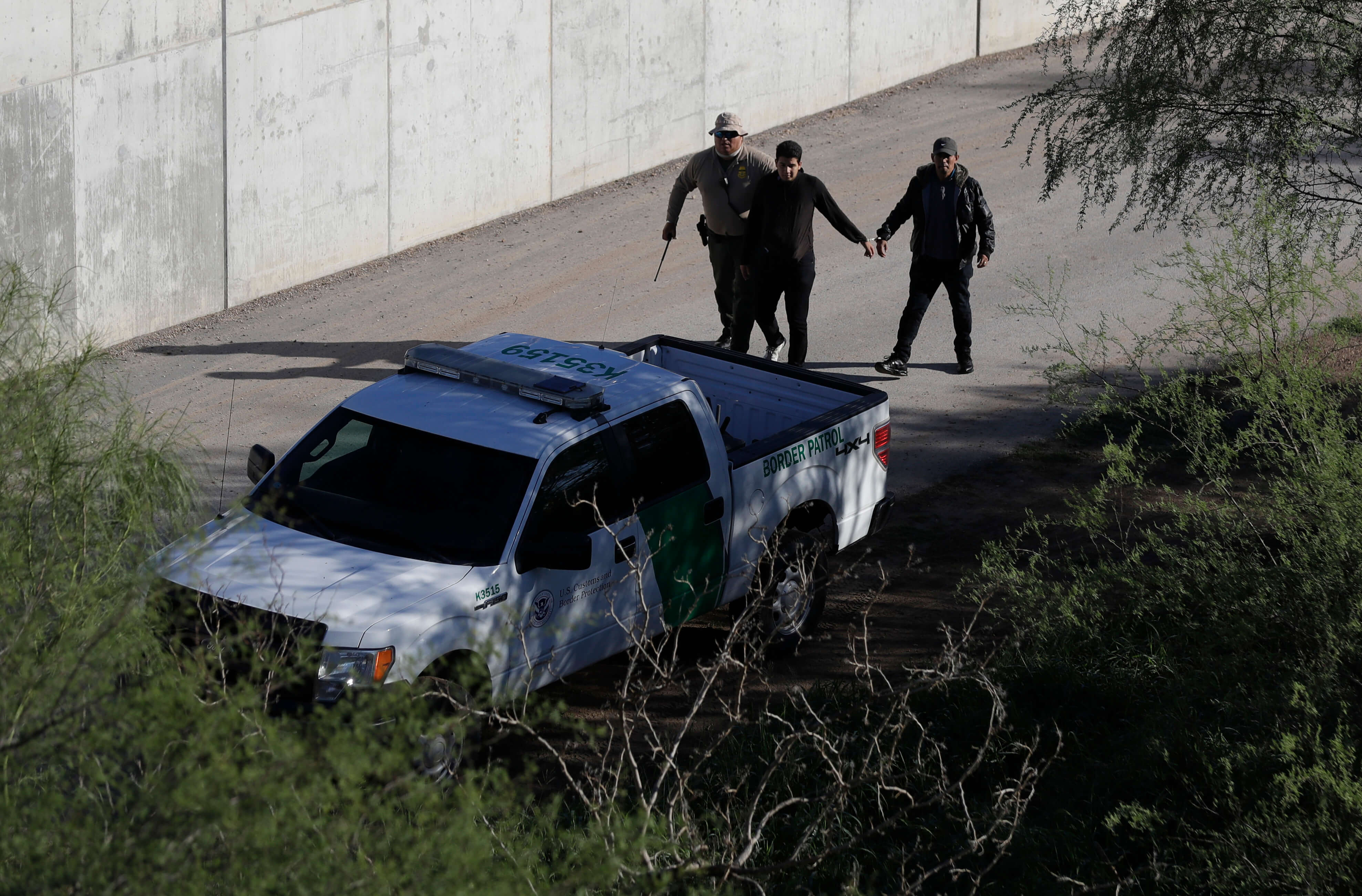 Detención de un migrante en la frontera de Estados Unidos con México (AP, /Archivo)