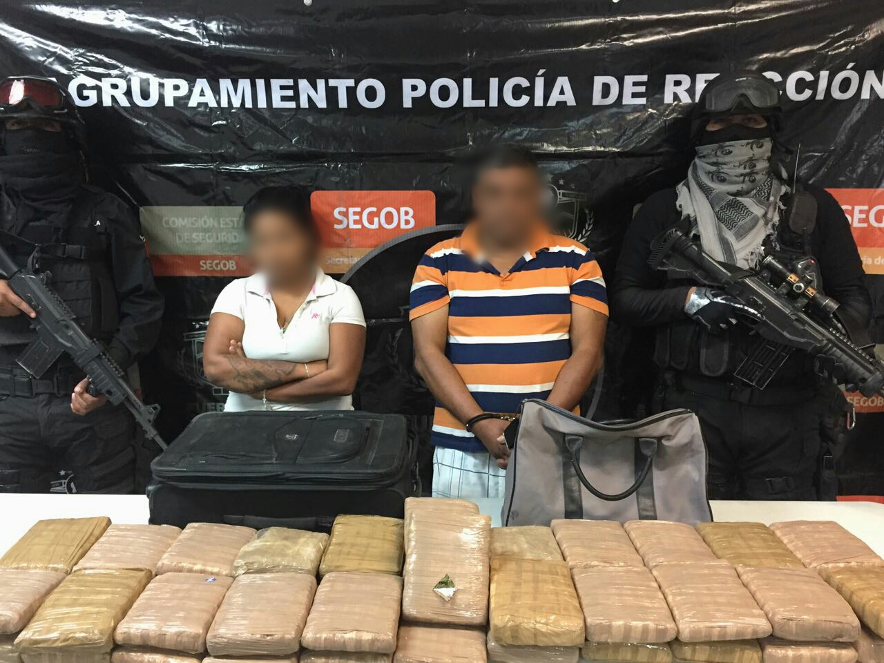 Detienen a dos personas en Coahuila por transportar marihuana en una maleta. (Comisión Estatal de Seguridad Coahuila)