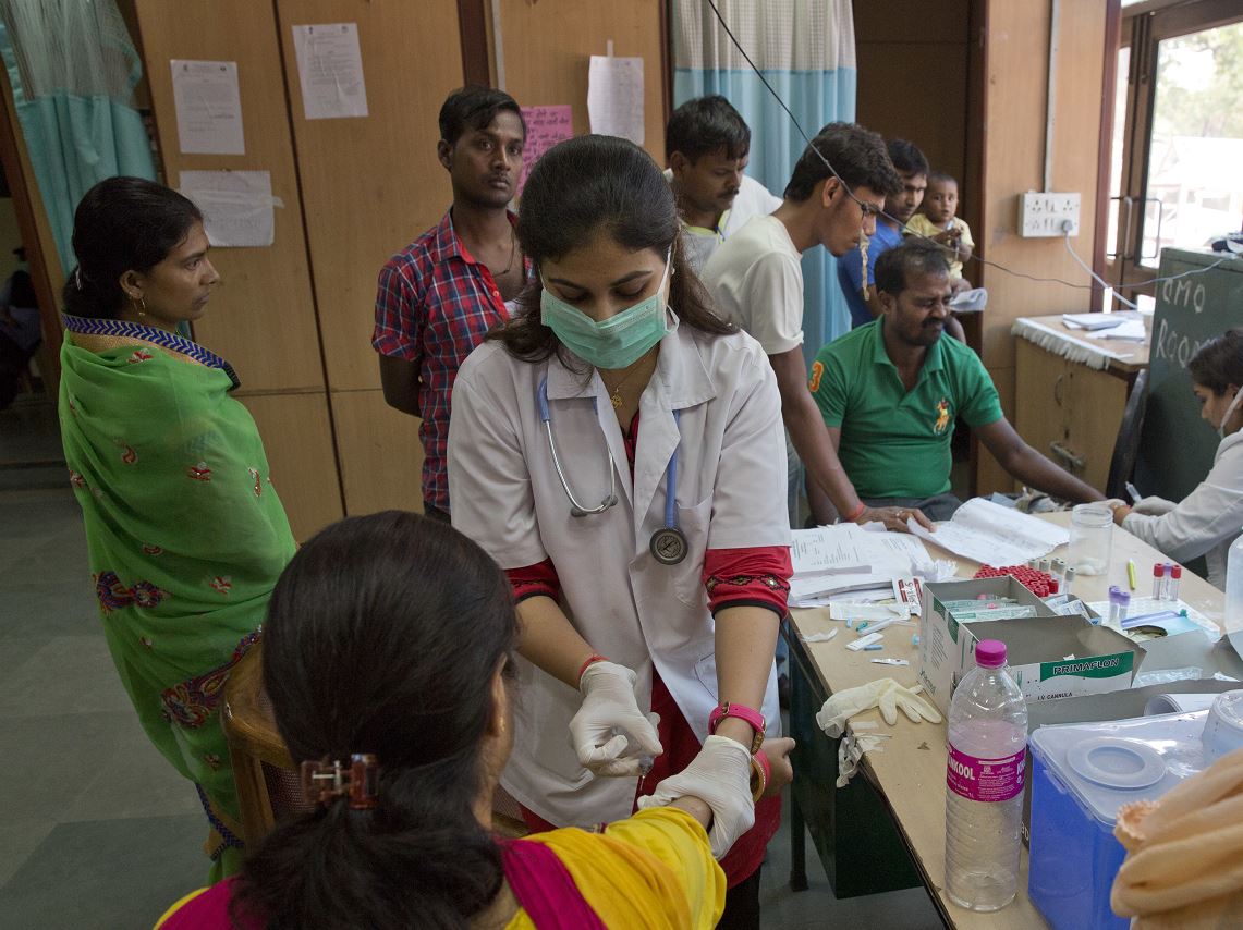 Doctora atiende a pacientes de dengue en India (AP, archivo)