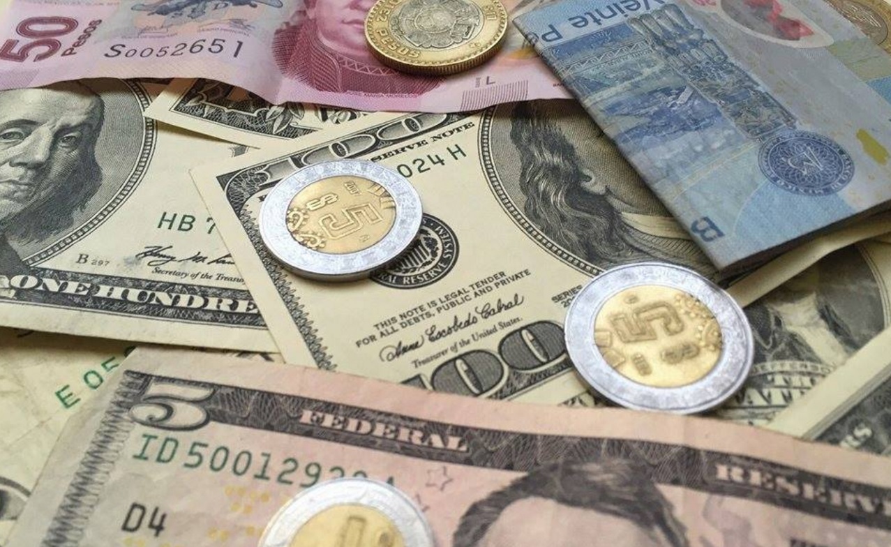 Este martes, el dolar cerró en 19.15 pesos en bancos capitalinos. (Notimex)