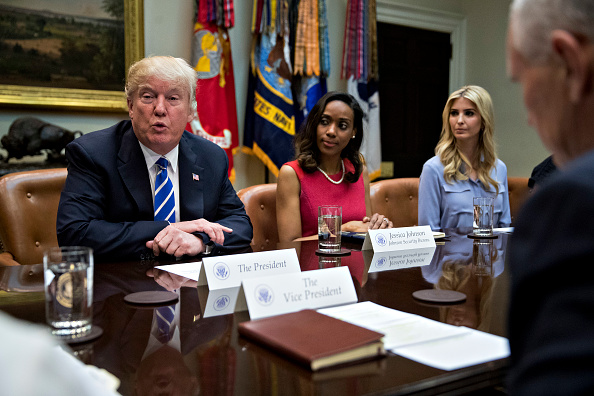 Donald e Ivanka Trump en reunión con pequeñas empresarias. (Getty Images)