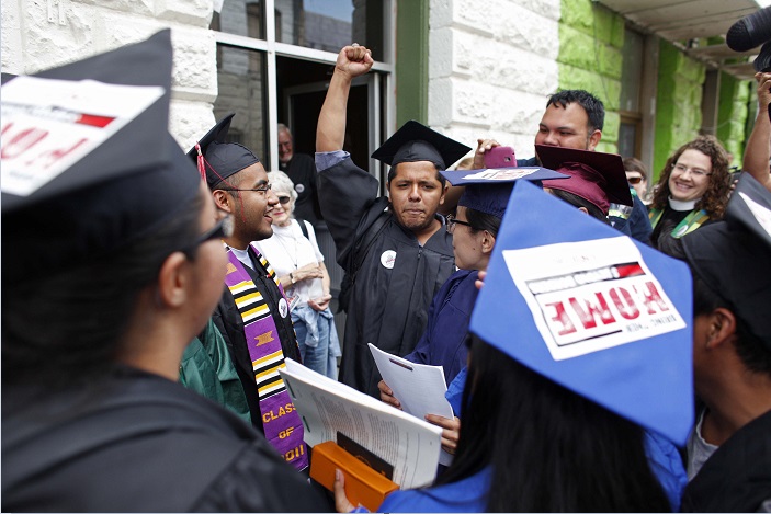 Dreamers protestan para poder concluir sus estudios en Estados Unidos; universidades latinoamericanas manifiestan su apoyo a México ante las políticas de Donald Trump (AP, archivo)