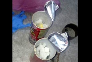 Fueron decomisaron dos recipientes de papas fritas que contenían más de medio kilo de la droga. (Twitter @PespSonora)