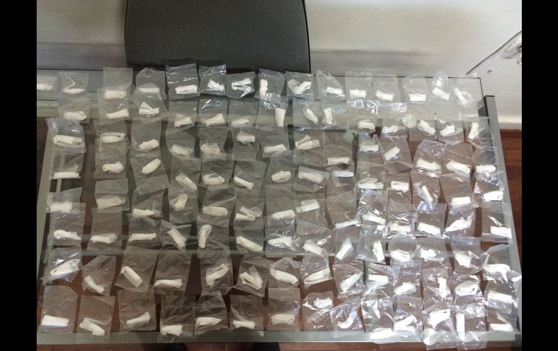 Aseguramos 113 dosis de cocaína en vehículo abandonado con reporte de robo. (Twitter @PespSonora)