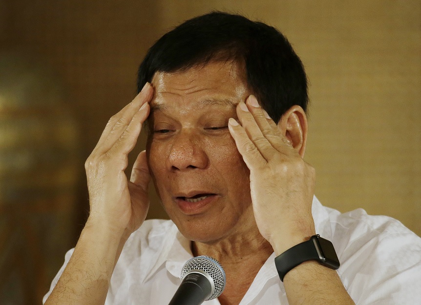 El presidente filipino, Rodrigo Duterte, gesticula mientras responde a las preguntas de periodistas en el palacio presidencial de Malacanang en Manila, Filipinas (AP/archivo)