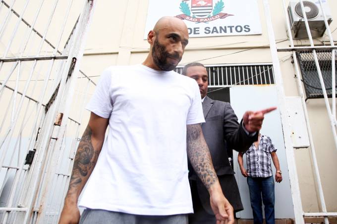 Edson Cholbi do Nascimento, hijo del futbolista brasileño Pelé, saliendo de la cárcel.