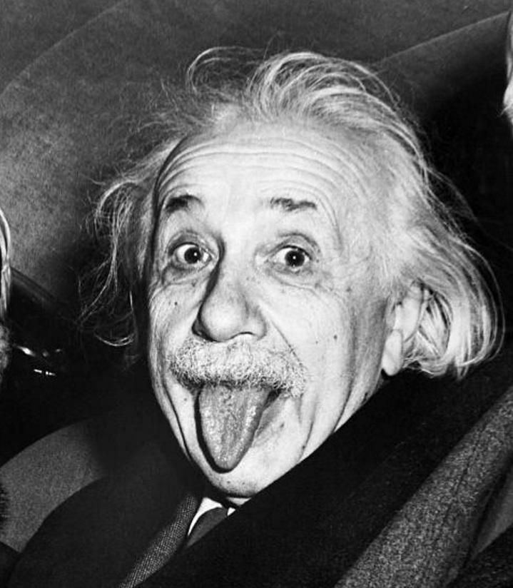 Albert Einstein saca la lengua cuando los fotógrafos le persuaden para sonreír en su 72 cumpleaños el 14 de marzo de 1951 (Getty Images)