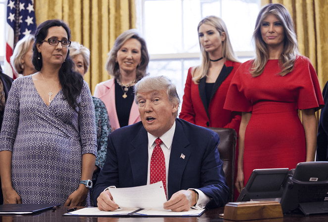 El 28 de febrero, Trump firmó proyectos de ley están dirigidos a permitir las carreras de las mujeres. (Getty Images, archivo)