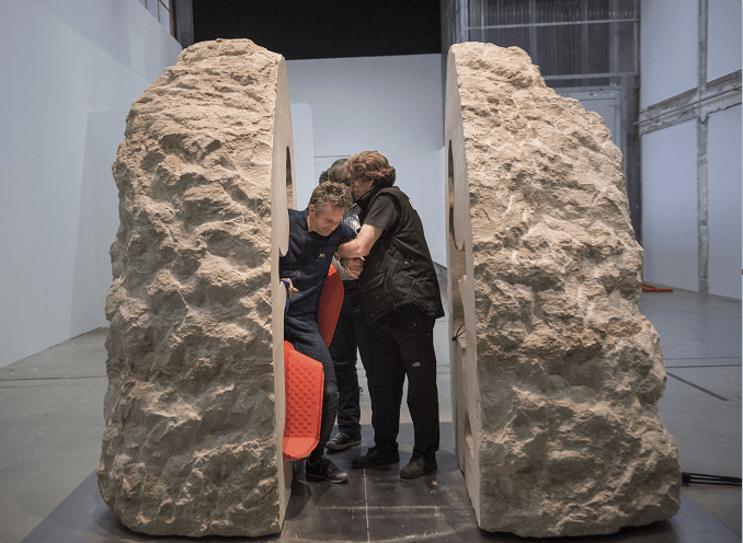 El artista francés Abraham Poincheval emergió de una roca caliza de 12 toneladas en una galería de arte en París. (AP)