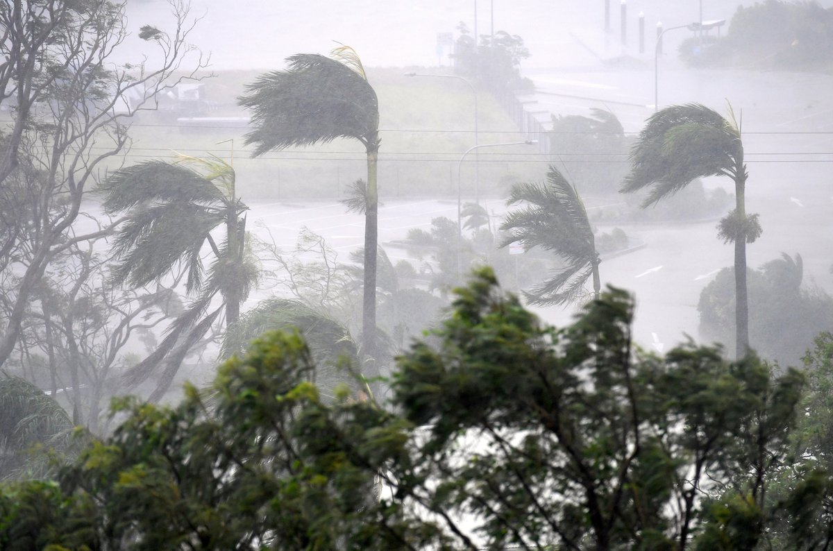 El ciclón Debbie tenía rachas de viento de 250 kph (155 mph) y llevaba lluvias torrenciales a las islas Whitsunday.